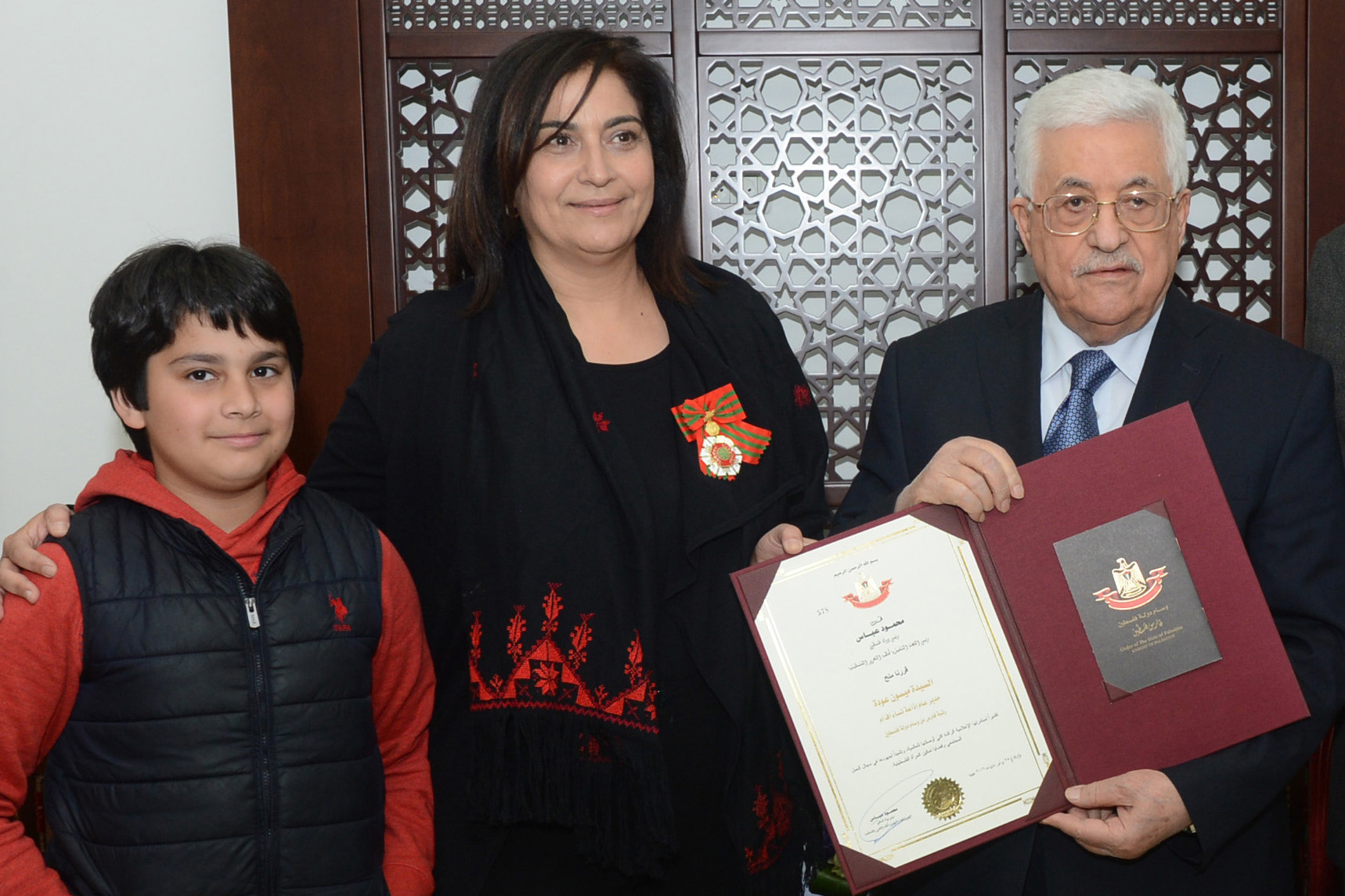 الرئيس يقلد ميسون عودة رتبة فارس من وسام دولة فلسطين